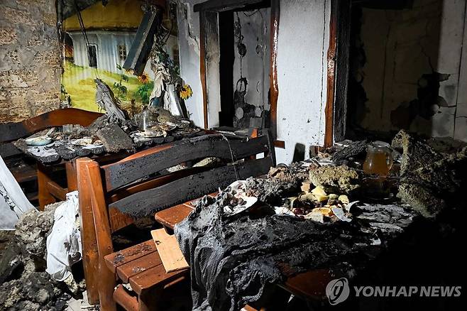 1일 러시아가 점령한 우크라 헤르손 지역 호를리 마을이 우크라이나의 드론 공격을 받아 부서져 있는 모습 [타스=연합뉴스]