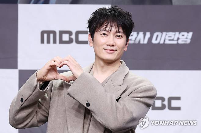 지성 '판사 이한영 많이 사랑해주세요' (서울=연합뉴스) 진연수 기자 = 배우 지성이 2일 오후 서울 마포구 MBC 골든마우스홀에서 열린 MBC 새 금토드라마 '판사 이한영' 제작발표회에서 포즈를 취하고 있다. 2026.1.2 jin90@yna.co.kr