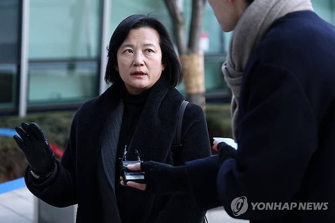 정유미 검사장, 인사명령 취소 집행정지 심문 출석 (서울=연합뉴스) 윤동진 기자 = 최근 법무부 인사에서 고검검사급 보직으로 사실상 강등된 정유미 검사장이 22일 서울행정법원에서 열린 집행정지 신청 심문기일에 출석하며 취재진 질문에 답하고 있다. 2025.12.22 mon@yna.co.kr