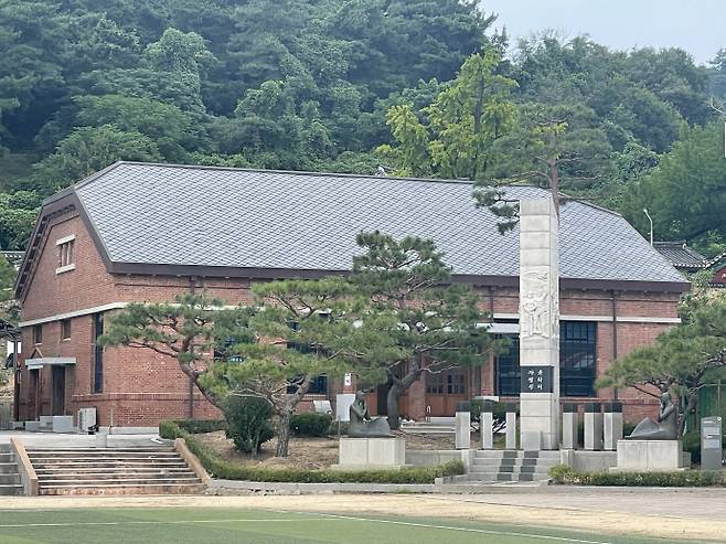 대한민국 근대문화유산(제176호)으로 지정된 구 고창고보 강당. 1939년에 건립되어 현재까지 원형을 유지하고 있다.