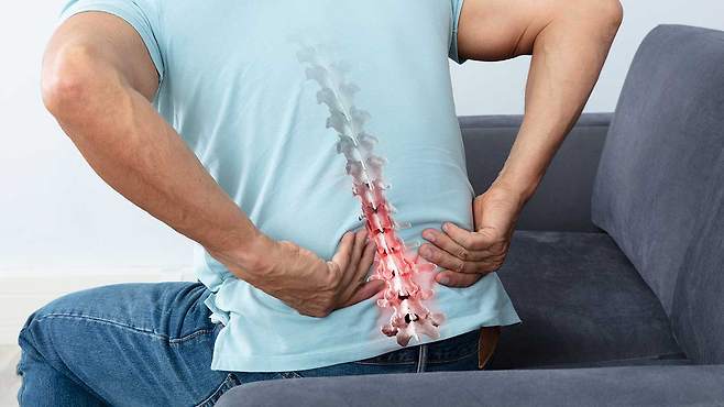 대부부분의 급성 요추 염좌는 비수술 치료로 회복이 가능하다｜출처: 클립아트코리아