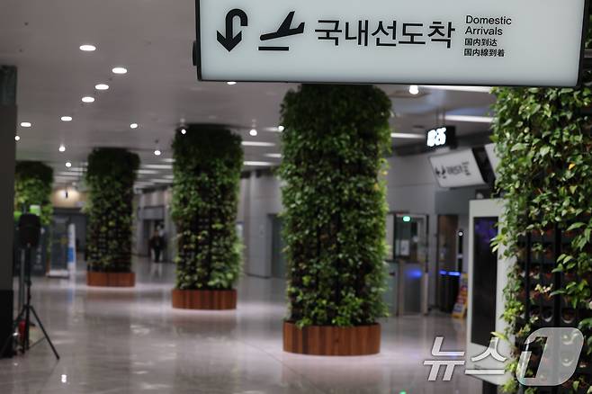 12·29 제주항공 여객기 참사 1주기를 앞둔 24일 전남 무안국제공항이 한산한 모습을 보이고 있다. 2025.12.24/뉴스1 ⓒ News1 박지현 기자