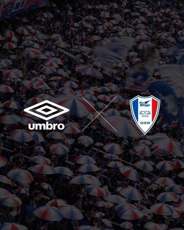 엄브로(UMBRO)가 K리그 명문 구단 수원삼성블루윙즈와 공식 용품 후원 파트너십을 체결하며 본격적인 협업에 나선다고 밝혔다. /사진=엄부로