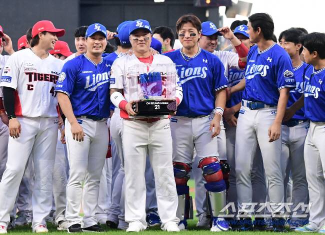 10일 광주 기아챔피언스필드에서 열린 KIA와 삼성의 경기. 삼성 오승환 은퇴투어 행사가 열렸다. 양 팀 선수들과 함께 기념 촬영을 하고 있는 오승환. 광주=송정헌 기자songs@sportschosun.com/2025.09.10/