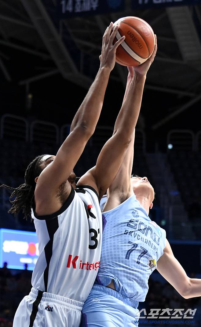 3일 고양소노아레나에서 열린 프로농구 고양 소노와 수원KT의 경기. KT 힉스와 소노 최승욱이 리바운드를 다투고 있다. 고양=허상욱 기자wook@sportschosun.com/2026.01.03/