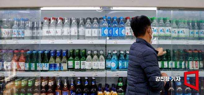 한류 열풍을 타고 소주 수출량이 크게 늘고 있는 2일 서울 서초구 하나로마트 양재점에 다양한 소주가 진열돼 있다. 강진형 기자aymsdream@