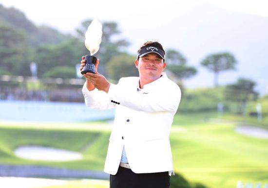 이승택이 2024년 렉서스 마스터즈에서 데뷔 10년 만에 우승한 뒤 트로피를 들고 환하게 웃고 있다. KPGA 제공