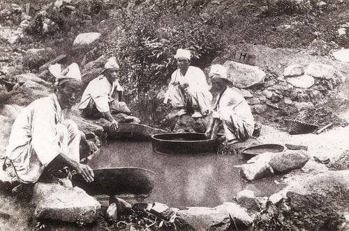 평안북도 운산 금광에서 조선인 노동자들이 사금을 채취하는 모습.