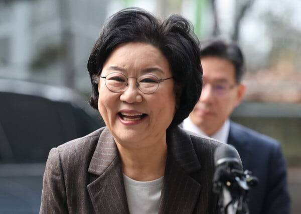 초대 기획예산처 장관 후보자로 지명된 이혜훈 전 국민의힘 의원이 29일 오전 서울 중구 예금보험공사에 마련된 인사청문회 준비 사무실로 첫 출근하며 활짝 웃고 있다. photo 뉴스1