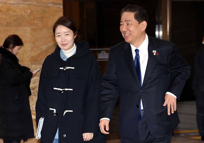 [서울=뉴시스] 조성봉 기자 = 김병기 더불어민주당 원내대표와 강선우 의원이 24일 오후 서울 여의도 국회에서 열린 제430회국회(임시회) 제2차 본회의를 마치고 밖으로 나오고 있다.  2025.12.24. suncho21@newsis.com