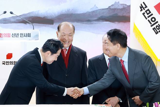 <YONHAP PHOTO-3712> 새해 인사 나누는 장동혁 대표와 오세훈 서울시장 (서울=연합뉴스) 신현우 기자 = 국민의힘 장동혁 대표(오른쪽)와 오세훈 서울시장이 1일 서울 여의도 중앙당사에서 열린 신년인사회에 참석해 새해 인사를 나누고 있다. 가운데는 상임고문인 황우여 전 비상대책위원장. 2026.1.1 nowwego@yna.co.kr/2026-01-01 12:01:39/<저작권자 ⓒ 1980-2026 ㈜연합뉴스. 무단 전재 재배포 금지, AI 학습 및 활용 금지>