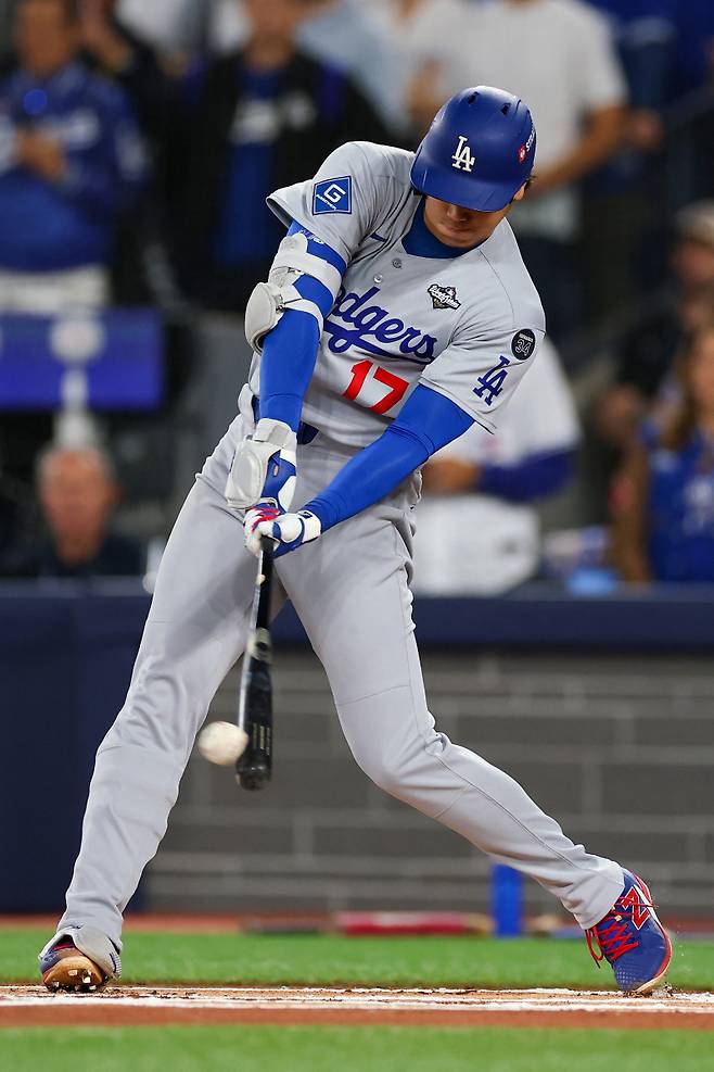<yonhap photo-4214=""> TORONTO, ONTARIO - NOVEMBER 01: Shohei Ohtani #17 of the Los Angeles Dodgers hits a single against the Toronto Blue Jays during the first inning in game seven of the 2025 World Series at Rogers Center on November 01, 2025 in Toronto, Ontario. Gregory Shamus/Getty Images/AFP (Photo by Gregory Shamus / GETTY IMAGES NORTH AMERICA / Getty Images via AFP)/2025-11-02 09:13:33/ <저작권자 ⓒ 1980~2025 ㈜연합뉴스. 무단 전재 재배포 금지, AI 학습 및 활용 금지></yonhap>