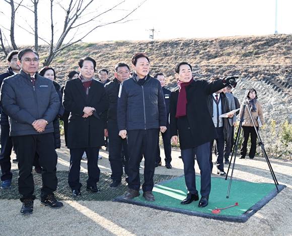 지난 2일 경남 창녕낙동강 파크골프장을 찾은 박완수 경남지사(오른쪽 두 번째)에게 성낙인 창녕군수(오른쪽)가 현장 설명을 하고 있다. [사진=경상남도]