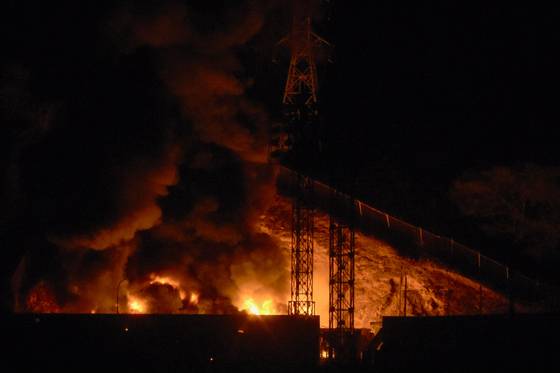 3일(현지시간) 베네수엘라에 대한 도널드 트럼프 미국 행정부의 공습 직후 베네수엘라 수도 카라카스에 위치한 최대 군사 시설 푸에르테 티우나에서 불길이 치솟고 있다. AFP=연합뉴스