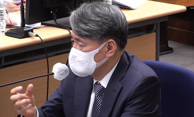 조지호 전 경찰청장이 지난달 29일 서울 서초구 서울중앙지법에서 윤석열 전 대통령의 내란 우두머리 혐의 속행 공판에 증인으로 출석해 증언하고 있다. 서울중앙지법 제공