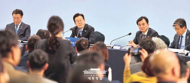 지난해 11월14일 파주에서 열린 대통령 주재 타운홀미팅에서 한 참석자가 이재명 대통령에게 질문을 하고 있다. 대통령실 제공·신진욱기자