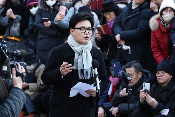 국민의힘 한동훈 전 대표가 지난달 3일 서울 여의도 국회도서관 앞 쪽문에서 12·3 비상계엄 1주년 관련 기자회견을 하고 있다. 연합뉴스