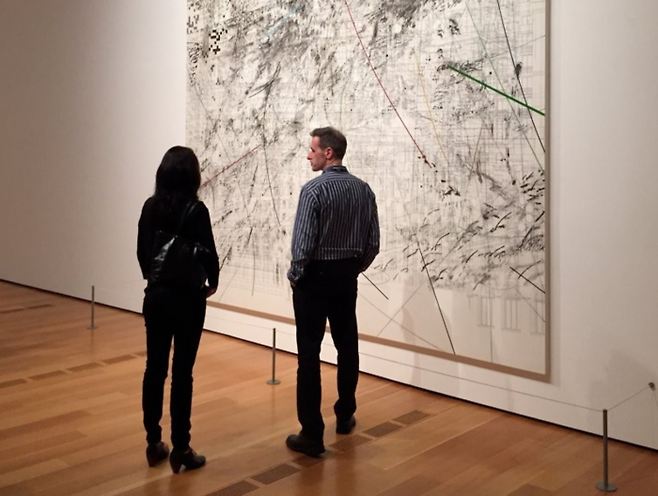 눈에 거슬리지 않을 것. 그러면서 확실히 작품과 관람객의 경계를 인식시킬 것. 인제책의 미션은 며느리에 대한 ‘딸처럼 친근할 것’ 그러면서 ‘시댁에 대한 예의는 차릴 것’ 모순된 두 요구처럼 어려운 일이다. [absoluteproduct.com]