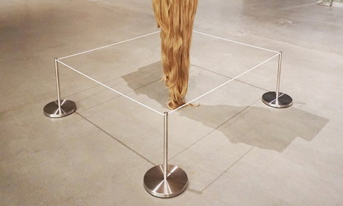 인제책의 장점은 설치와 해체가 쉽고, 작품의 크기와 모양에 따라 다양하게 설치할 수 있다는 것이다. 왠지 작품명이 ‘관타나모 수용소에서 거꾸로 매달린 채 자백을 강요받고 있는 라푼젤’일 것 같지만 넘어가자. [shop.q-cord.com]