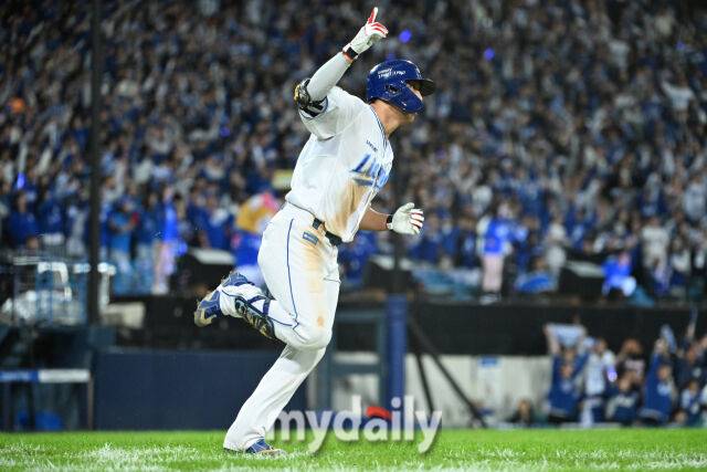 22일 대구 삼성라이온즈파크에서 열린 '2025 신한 SOL BANK KBO 포스트 시즌' 삼성 라이온즈와 한화 이글스 플레이오프(PO) 4차전 경기. 삼성 김영웅이 6회말 1사 1-3루에 동점 쓰리런을 친 후 기뻐하고 있다./마이데일리