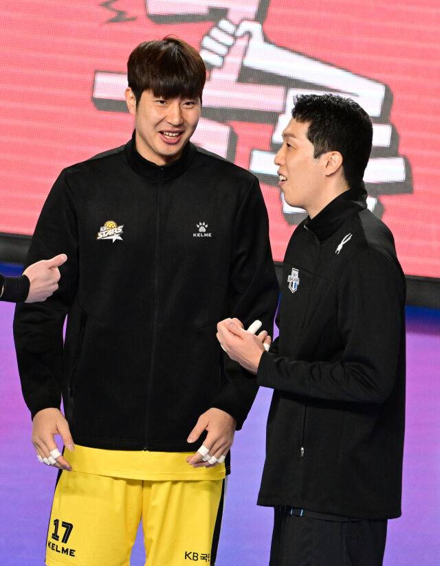 박상하와 최민호가 이야기를 나누고 있다 / 한국배구연맹(KOVO)