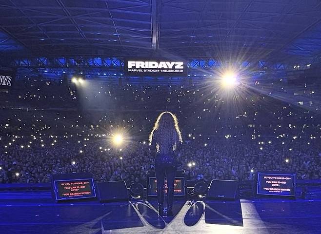 대중음악 산업에서 여성 뮤지션이 스스로를 해명하고 대중의 기준에 맞춰 기대를 증명하지 않은 채 침묵을 선택하는 것은 분명 쉽지 않은 결정이었다. 대중에게 해명하지 않으면 그는 곧 ‘인정’으로 읽히고, 반박하지 않으면 ‘포기’로 해석된다. 그럼에도 머라이어 캐리는 자신의 몸와 나이를 둘러싼 해석 경쟁에 참여하지 않았다. 이는 외형을 기준으로 삼는 평가 구조에 동의하지 않겠다는 역설적인 증명이자, 음악 외적인 기준으로 자신을 설명하지 않겠다는 존엄의 유지로 평가받는다. [공식 인스타그램 캡처]