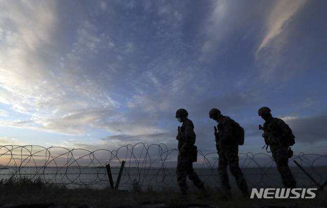 [연평도=뉴시스] 최진석 기자 = 문재인 대통령이 군은 경계태세를 더욱 강화하여 국민의 생명과 안전을 보호하기 위한 만반의 태세를 갖추라고 지시한 24일 인천 옹진군 연평도에서 해병대 장병들이 경계근무를 하고 있다. 2020.09.24. myjs@newsis.com