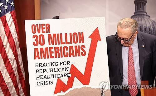 오바마케어 보조금 중단에 보험료 폭등 수순 지난해 12월 11일(현지시간) 미국 워싱턴DC의 연방의회 의사당에서 민주당 척 슈머 상원 원내대표가 건강보험법 상원 표결과 관련해 기자회견을 진행하는 모습.  [로이터=연합뉴스 자료사진 제공]