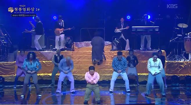지난해 11월 19일 TV를 통해 생중계된 청룡영화제 축하공연에서 김유남 배우가 가수 이찬혁과 함께 퍼포먼스를 하고 있다. KBS 유튜브 캡쳐