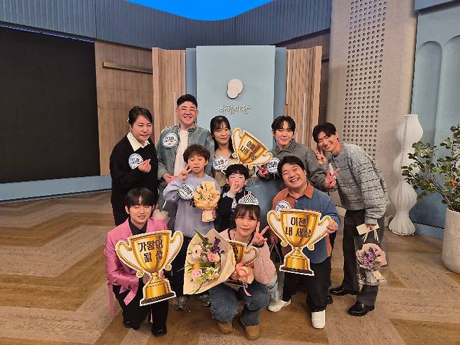 김유남 배우가 지난해 말 출연한 KBS 아침마당에서 출연자들과 기념 사진을 찍고 있다. 김 배우 제공