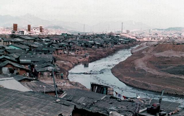 ▲ 노무라 모토유키 씨가 촬영한 1970년대 청계천. ⓒ푸르메재단