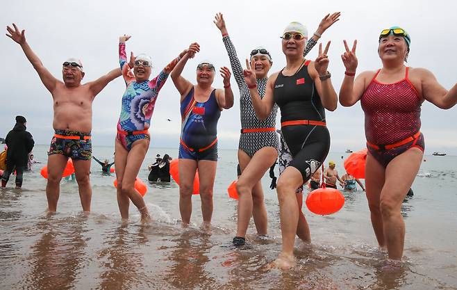 병오년(丙午年) 새해 첫날인 지난 1일 제주 서귀포시 중문색달해수욕장에서 열린 ‘제27회 서귀포 겨울바다 국제펭귄수영대회’에서 도민과 중국인 관광객 등이 차가운 바닷물에 뛰어 들며 희망찬 2026년을 맞이하고 있다. 서귀포=뉴시스