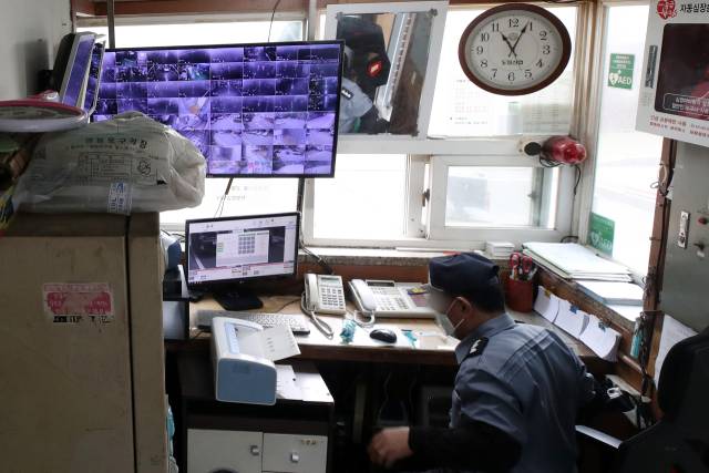 서울시내 한 아파트 단지 경비 초소에서 경비원이 근무하고 있다. 뉴스1