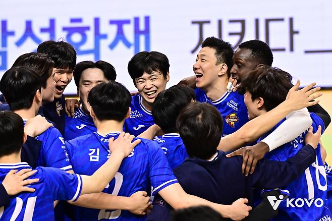 배구 한국전력 선수단이 3일 KB손해보험전에서 승리한 뒤 기뻐하고 있다. KOVO 제공