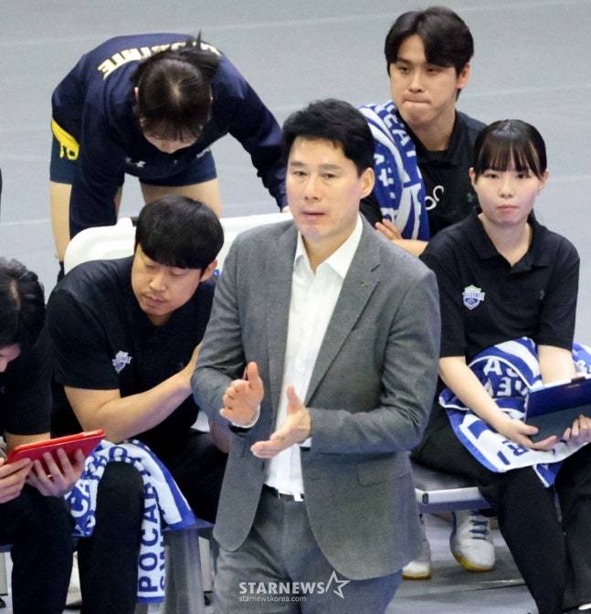 현대건설 강성형 감독이 3일 수원체육관에서 열린 2025-2026 진에어 V리그 여자부 현대건설과 GS칼텍스 경기에서 선수들에 박수를 쳐주고 있다. /사진=강영조 선임기자