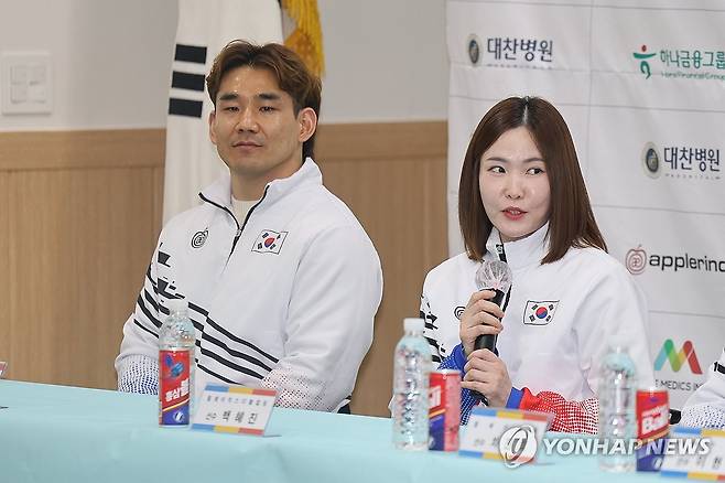 제25회 밀라노 코르티나담페초 패럴림픽에 출전하는 휠체어 믹스더블 컬링 국가대표 백혜진이 2일 서울 송파구 올림픽파크텔에서 열린 출정식에서 각오를 밝히고 있다. 연합뉴스