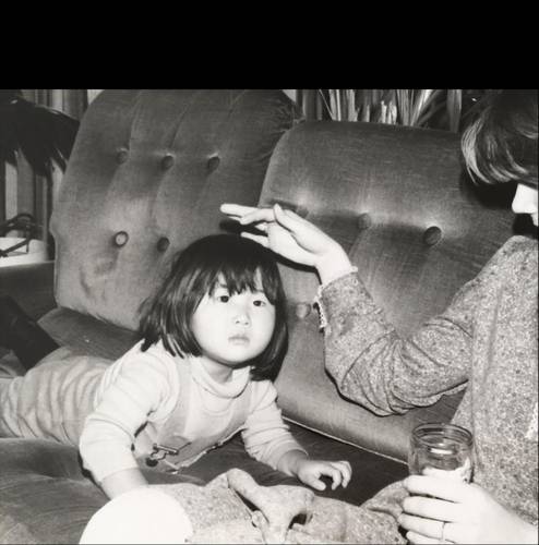 어린 시절 이모와 함께 있는 박순영 씨 [본인 제공]