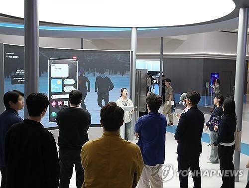 AI 에이전트 체험하는 관람객들 (서울=연합뉴스) 삼성전자가 오는 26일까지 서울 강남구 코엑스에서 열린 '2025 월드IT 쇼'에 참가해 진화한 '갤럭시 AI'가 제안하는 새로운 일상을 선보인다고 24일 밝혔다. 관람객들이 AI 에이전트를 활용한 일상 속 시나리오를 체험하고 있다. 2025.4.24 [삼성전자 제공. 재판매 및 DB 금지]
    photo@yna.co.kr