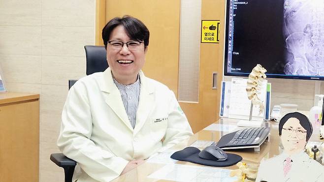 보건복지부가 지정하는 척추 전문병원인 대전우리병원 박우민 병원장이 충청권 유일 척추 전문병원으로서 새해 발전방향과 지역사회 공헌에 대해 설명하고 있다. (사진=대전우리병원 제공)