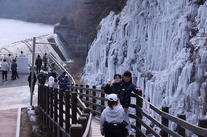 ▲ 절기상 소한(小寒)을 하루 앞둔 4일 오전 대구 달성군 옥연지 송해공원을 찾은 관광객들이 빙벽을 배경으로 기념촬영을 하고 있다.김영환 기자yhk@kyongbuk.com
