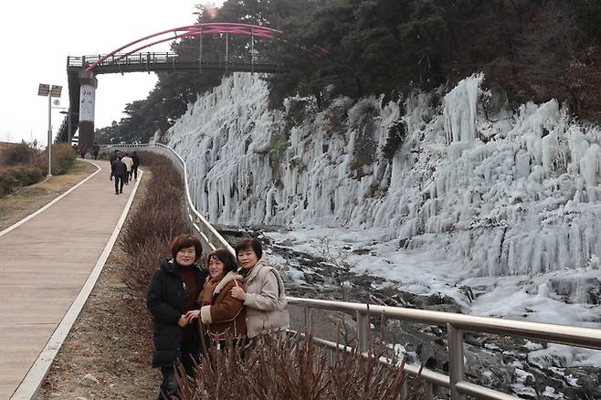 ▲ 절기상 소한(小寒)을 하루 앞둔 4일 오전 대구 달성군 옥연지 송해공원을 찾은 관광객들이 빙벽을 배경으로 기념촬영을 하고 있다.김영환 기자yhk@kyongbuk.com