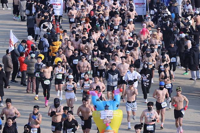 ▲ 4일 오전 대구 달서구 2.28자유광장에서 열린 제18회 2026전국새해알몸마라톤대회 참가자들이 힘차게 출발하고 있다.김영환 기자yhk@kyongbuk.com