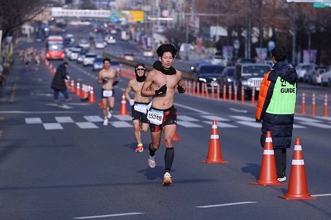▲ 4일 오전 대구 달서구 2.28자유광장에서 열린 제18회 2026전국새해알몸마라톤대회 참가자들이 레이스를 펼치고 있다.김영환 기자yhk@kyongbuk.com