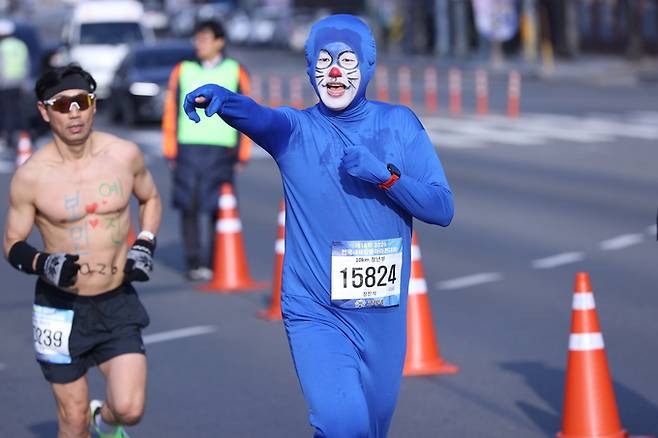▲ 4일 오전 대구 달서구 2.28자유광장에서 열린 제18회 2026전국새해알몸마라톤대회에서 독특한 복장을 한 참가자가 레이스를 펼치고 있다.김영환 기자yhk@kyongbuk.com
