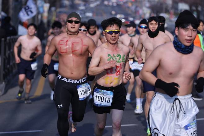▲ 4일 오전 대구 달서구 2.28자유광장에서 열린 제18회 2026전국새해알몸마라톤대회에서 몸에 색다른 문구와 새해소원을 새긴 참가자들이 달리고 있다.김영환 기자yhk@kyongbuk.com
