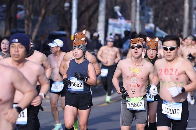 ▲ 4일 오전 대구 달서구 2.28자유광장에서 열린 제18회 2026전국새해알몸마라톤대회에서 몸에 새해소원을 새긴 참가자들이 달리고 있다.김영환 기자yhk@kyongbuk.com