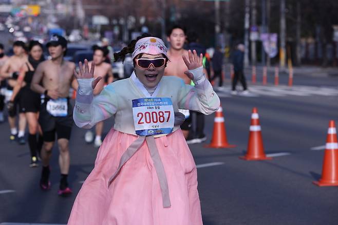 ▲ 4일 오전 대구 달서구 2.28자유광장에서 열린 제18회 2026전국새해알몸마라톤대회에서 남다른 복장을 한 참가자가 레이스를 펼치고 있다.김영환 기자yhk@kyongbuk.com