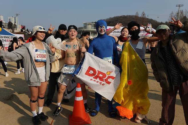 ▲ 4일 오전 대구 달서구 2.28자유광장에서 열린 제18회 2026전국새해알몸마라톤대회 참가자들이 마라톤 완주 후 기념촬영을 하고 있다.김영환 기자yhk@kyongbuk.com