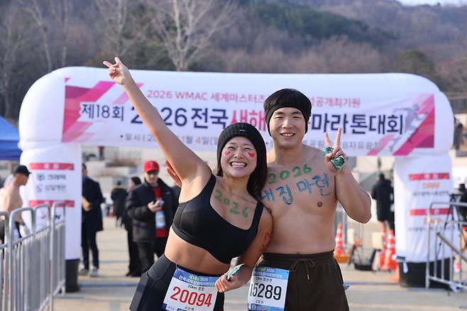 ▲ 4일 오전 대구 달서구 2.28자유광장에서 열린 제18회 2026전국새해알몸마라톤대회 참가자들이 마라톤 출발 전 기념촬영을 하고 있다.김영환 기자yhk@kyongbuk.com