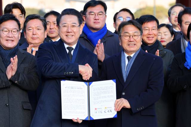 2일 오전 광주 북구 운정동 국립 5·18 민주묘지에서 강기정 광주시장·김영록 전남지사가 광주·전남 행정통합 선언문을 발표한 뒤 기념사진을 찍고 있다. 연합뉴스